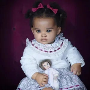 Poupée bébé reborn de 55cm avec peau foncée et robe à fleurs violette réaliste