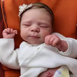 Poupée reborn réaliste de 19 pouces avec pull en tricot blanc et bandeau en dentelle