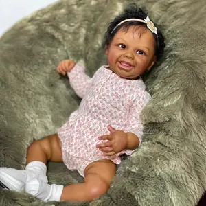 Poupée Reborn réaliste afro-américaine de 50cm en tenue fleurie sur canapé vert