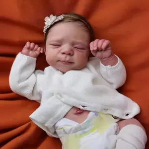 Poupée Reborn réaliste de 19 pouces dormant en tenue tricotée blanche avec bandeau à fleurs