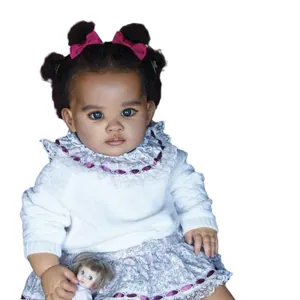 Poupée bébé reborn réaliste de 55cm avec cheveux bouclés, pull blanc et jupe fleurie