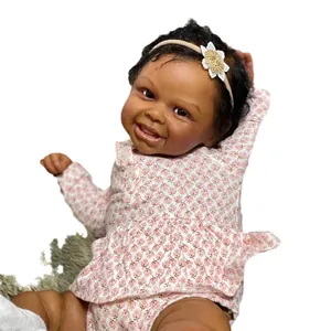 Poupée reborn réaliste de 50cm à peau foncée en tenue florale rose sur tapis moelleux