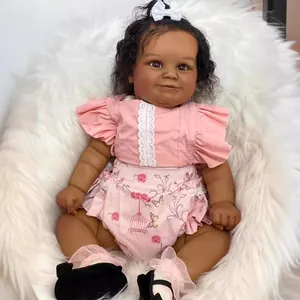 60cm realistische Reborn-Puppe Maddie, dunkle Haut, rosa Spitzenoutfit auf weißem Plüsch