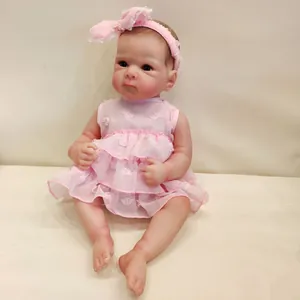 Detail der 48cm handgefertigten Reborn-Puppe Bettie mit 3D-Haut und rosa Spitzenkleid