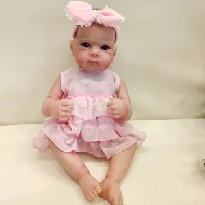 Nahaufnahme der 48cm Reborn-Puppe mit realistischen 3D-Hautvenen und rosa Spitzenkleid