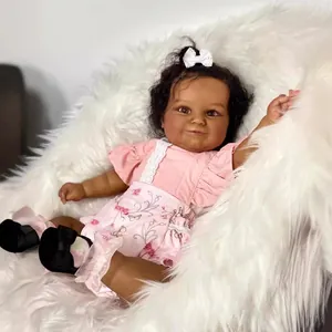 60cm Realistische Puppe Maddie dunkler Hautton im rosa Blumenkleid auf weißem Plüsch