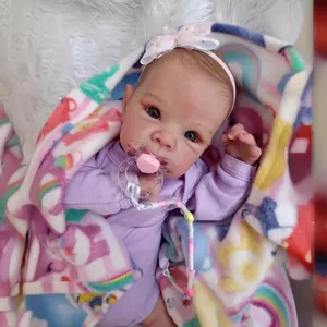 Lebensechte 18-Zoll Reborn Puppe im lila Strickstrampler mit Herzschnuller und Regenbogen-Decke