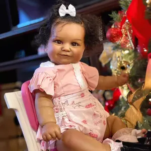 Realistische Reborn Babypuppe Weiches Silikon Baumwollkörper Dunkle Haut Handgewurzeltes Haar Pink Blumiges Outfit Handgemachtes Geschenk