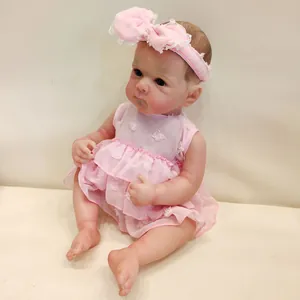 Detailansicht der 48 cm Reborn-Puppe mit 3D-Hautstruktur und sichtbaren feinen Adern