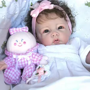 Bambola reborn realistica da 20 pollici con pelle dipinta in 3D e capelli ricci in abito bianco