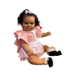 Süße 60cm Reborn Puppe mit dunklem Hautton und rosa Blumenoutfit vor weißem Hintergrund