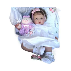 Bambola reborn realistica da 20 pollici con pelle 3D e capelli ricci castani in abito bianco