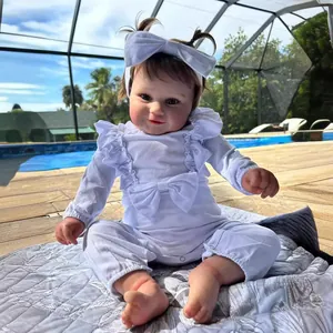 Poupée bébé Reborn Maddie réaliste de 60cm en barboteuse blanche avec bandeau assorti