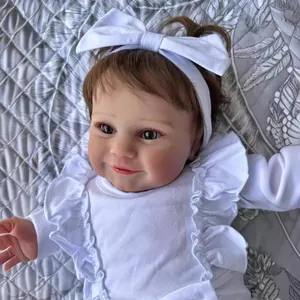 Gros plan d'une poupée reborn Maddie de 60cm avec cheveux bruns et bandeau blanc