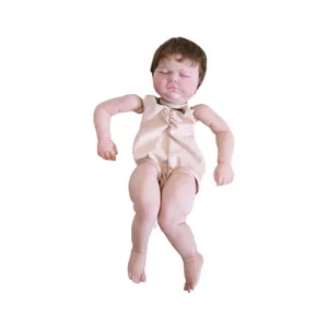 Realistische Reborn babypop van 19 inch slapend in beige romper met bruin zacht haar