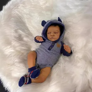 Poupée Reborn Réaliste Teint Foncé Nouveau-Né Fille Endormie Membres en Silicone Corps en Tissu Souple Avec Barboteuse à Capuche Rayée Ours Jouet