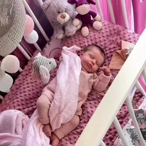 Lebensechte 19-Zoll Reborn-Puppe schlafend in rosa Strick-Strampler auf Noppendecke