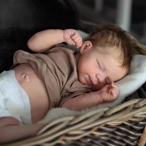 Nahaufnahme einer schlafenden Reborn-Puppe mit realistischer Haut in einem Weidenkorb
