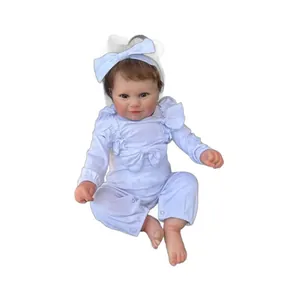 Poupée réaliste Maddie 60cm en body bleu clair avec un grand bandeau à nœud décoratif