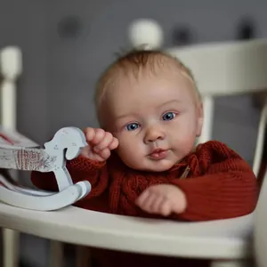 Gros plan d'une poupée Reborn réaliste de 24 pouces avec yeux bleus et pull en tricot
