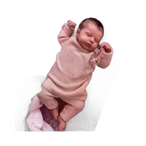 19-Zoll schlafende Reborn-Babypuppe in rosa Strickoutfit auf weicher Kuscheldecke