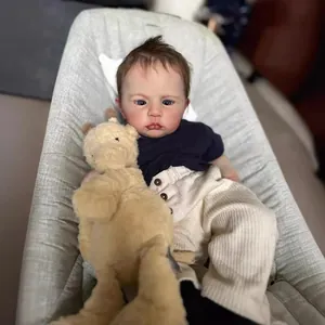 Gros plan détaillé d'une poupée reborn de 60 cm avec veines 3D et texture de peau réaliste