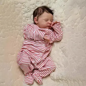 Poupée Reborn Laura 20 pouces réaliste avec texture de peau 3D en pyjama à rayures rouges