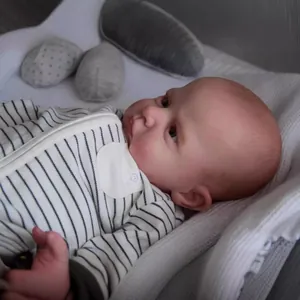 Détails de la peau réaliste de la poupée reborn et de sa grenouillère à rayures