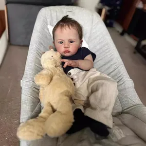 Poupée reborn garçon 60cm avec peau 3D réaliste, yeux bleus et girafe en peluche