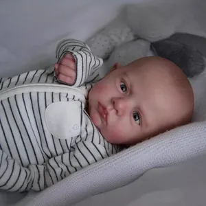 Poupée Cameron bébé reborn réaliste de 60cm en barboteuse rayée dans un panier tricoté