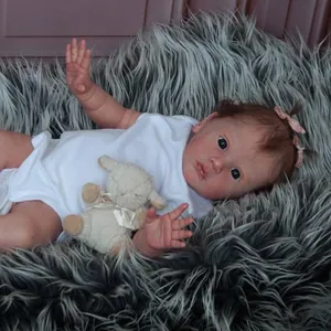 Poupée reborn réaliste de 24 pouces avec barboteuse blanche et agneau en peluche