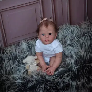 Poupée Reborn réaliste de 24 pouces en barboteuse blanche avec agneau en peluche et nœuds
