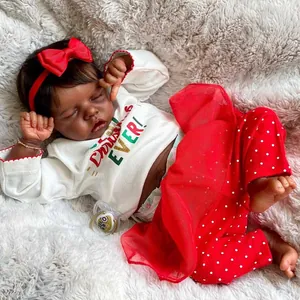 Poupée reborn de 18 pouces à peau foncée avec tenue rouge festive et bandeau
