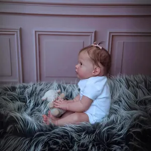 Détail de poupée bébé reborn 24 pouces avec peau réaliste et peluche de mouton blanc