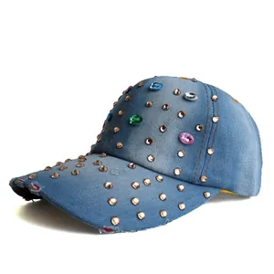 Detalle de gorra vaquera azul claro con diamantes de imitación y piedras preciosas de colores