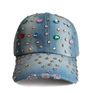 Gorra de béisbol de mezclilla azul claro con pedrería brillante y gemas de colores