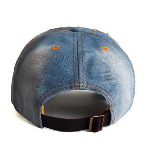 Vista trasera de gorra de béisbol de mezclilla azul claro con costuras amarillas y correa