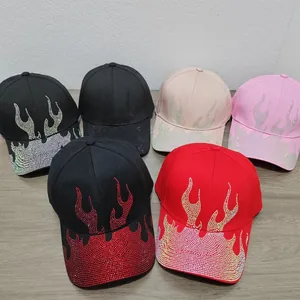 Dettaglio di berretti da baseball con motivi di fiamme in strass multicolore