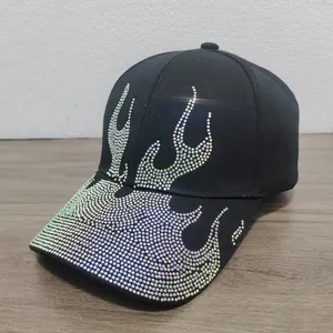 Dettaglio del cappello da baseball nero con motivi a fiamma in strass arcobaleno vivaci