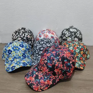 Collezione dettagliata di sette cappellini da baseball con vari motivi floreali su legno