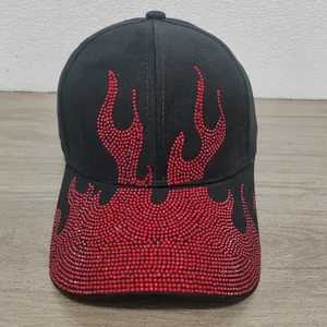 Cappellino da baseball nero con motivo a fiamme in strass rossi per il sole