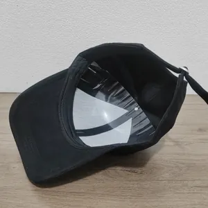 Dettaglio cappellino da baseball nero con supporto interno e cinturino regolabile