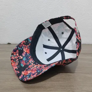 Dettaglio interno del cappellino con etichetta 100% poliestere e fascia antisudore