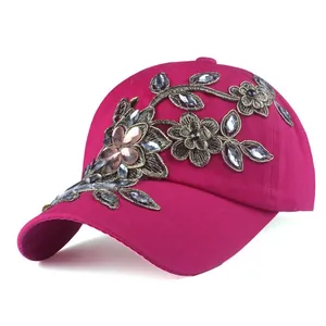 Dettaglio cappellino fucsia con ricamo floreale 3D e strass di cristallo scintillanti