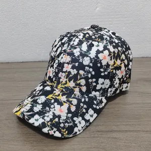 Vista dettagliata della fantasia floreale e della visiera curva su un cappellino da baseball