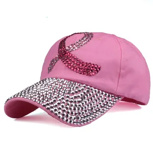 Détail d'une casquette en coton rose ornée de strass avec le motif ruban rose pour femme