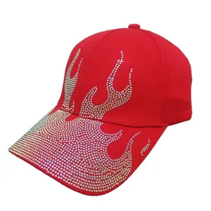 Cappellino rosso con fiamme di strass scintillanti per protezione solare all'aperto