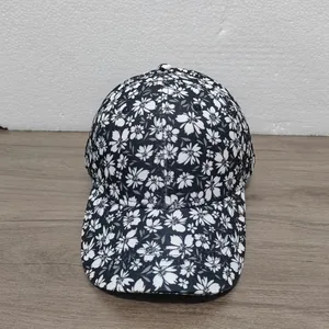 Dettaglio del cappello da baseball con stampa floreale digitale in bianco e nero di qualità