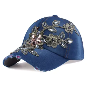Cappellino da baseball in denim con ricami floreali, strass e dettagli dall'effetto consumato