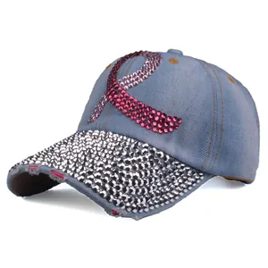 Détails de ruban rose en strass et bordure en jean usé sur cette casquette de baseball